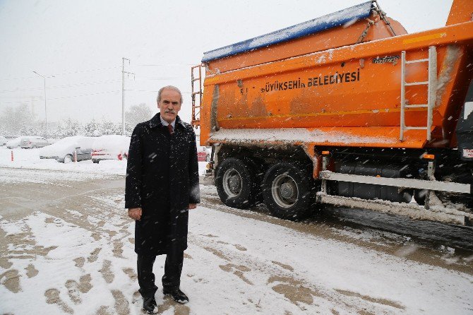 Büyükşehir’den Yolda Kalanlara Kumanya