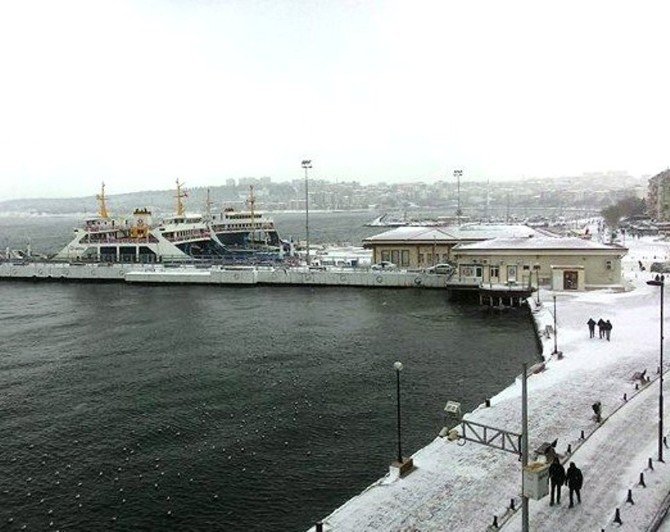 Çanakkale’de Feribot Seferlerine Kar Ve Fırtına Engeli