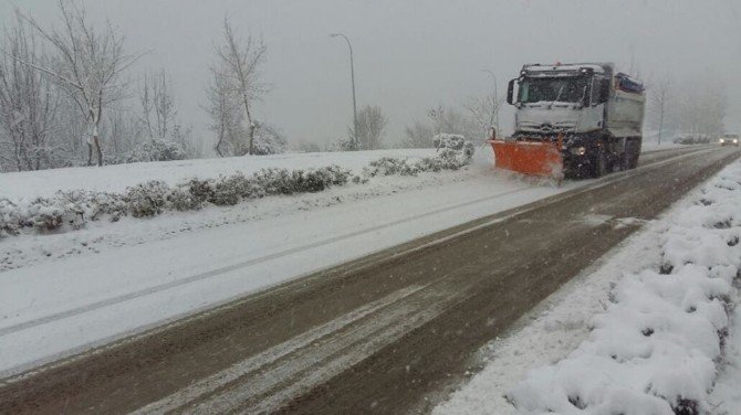 Düzce Belediyesinin Karla Mücadelesi Sürüyor