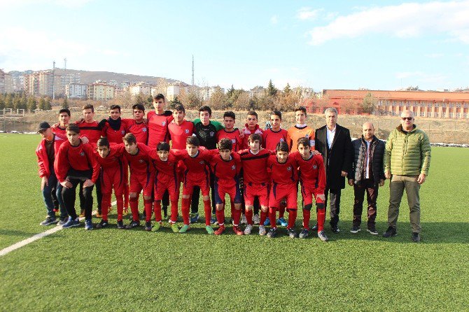 Elazığ’da U-17 Ve U-15 Ligi Şampiyonları Kupalarını Aldı