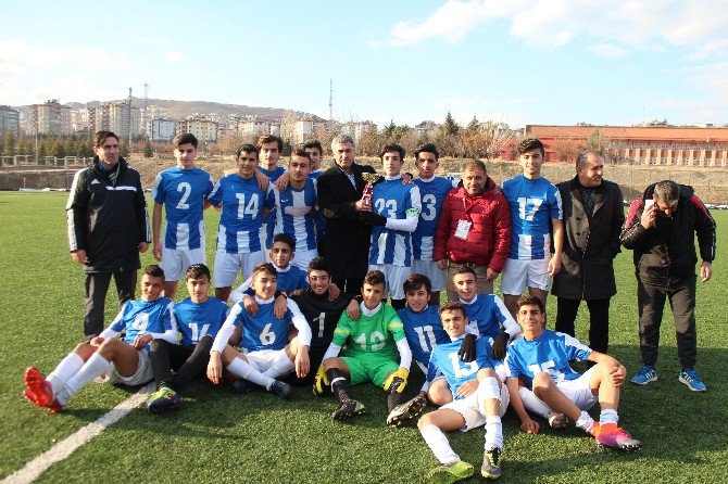 Elazığ’da U-17 Ve U-15 Ligi Şampiyonları Kupalarını Aldı