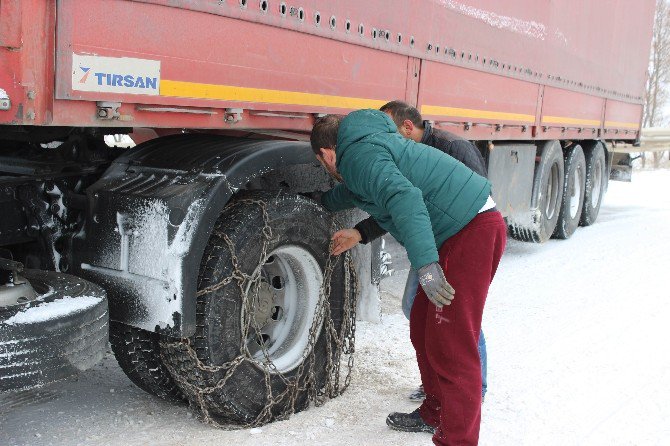 Kar Yağdı, Sürücüler Yollarda Mahsur Kaldı