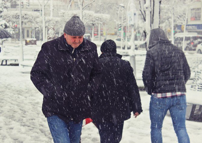 Sakarya Beyaz Gelinliğini Giydi