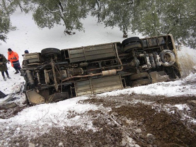 Bursa’da Halk Otobüsü Kar Sebebiyle Takla Attı