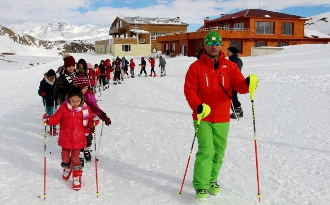 Vali Toprak Minik Kayakçıları Ziyaret Etti