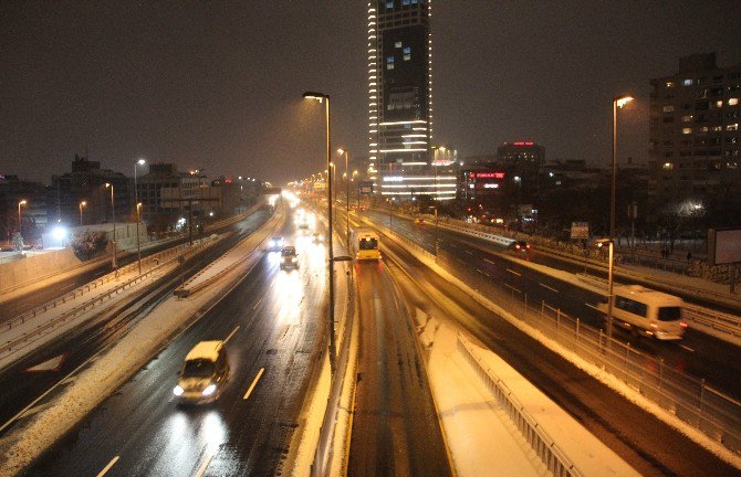 İstanbullular Evlerine Kapanınca Yollar Boş Kaldı