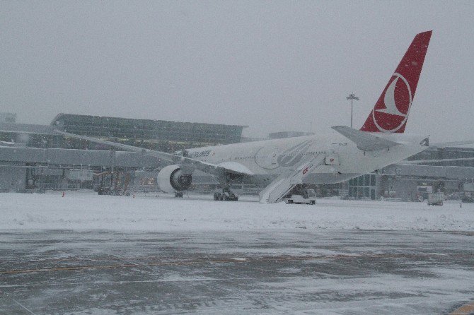 Atatürk Havalimanında Karla Mücadele Devam Ediyor