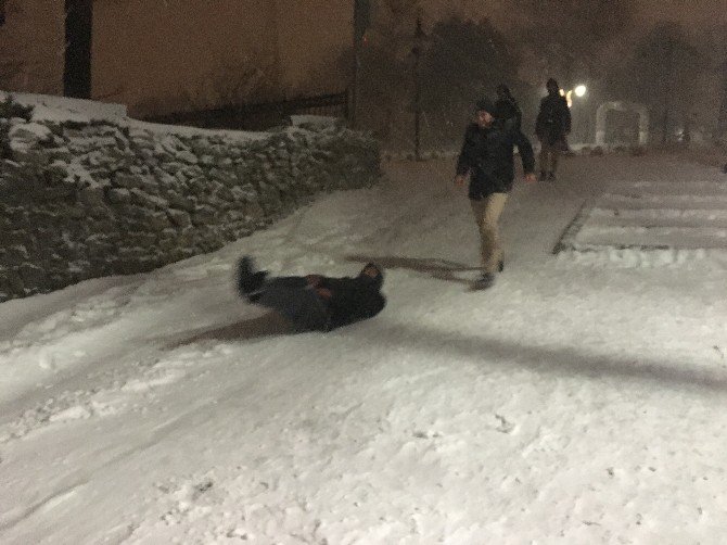 Beyaza Bürünen Çamlıca Tepesi’nde Vatandaşlar Karın Keyfini Çıkardı