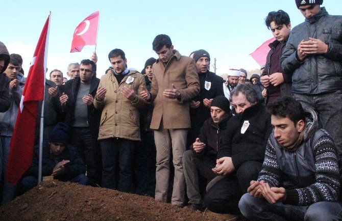 Kahraman Şehit Fethi Sekin’in Naaşı Annesinin Yanına Defnedildi