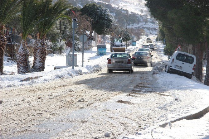 Tatil Kenti Foça’da Kar Kalınlığı 20 Santim