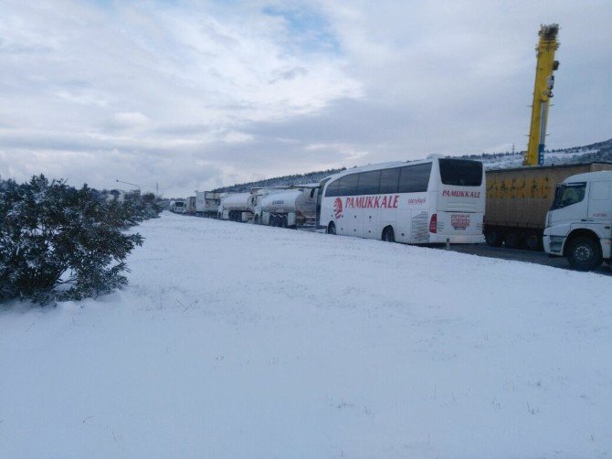 İzmir’de Ulaşıma Kar Engeli