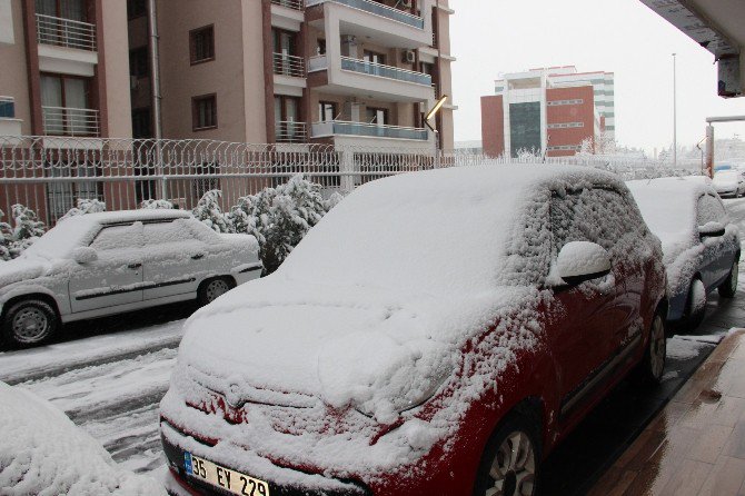 Manisalılar 10 Yıl Sonra Kar Keyfi Yaşadı