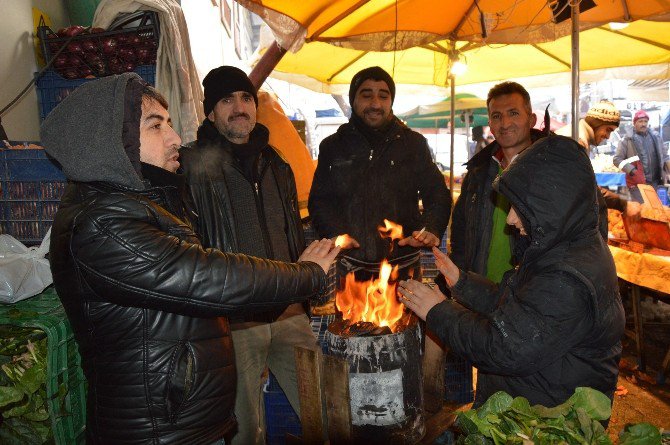 Soğuk Hava Ve Kar Pazarcı Esnafını Vurdu