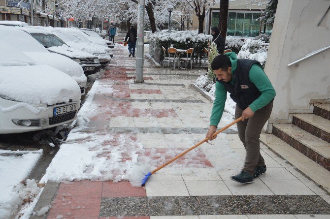 Ekipler İşbaşında Vatandaş Kar Savaşında