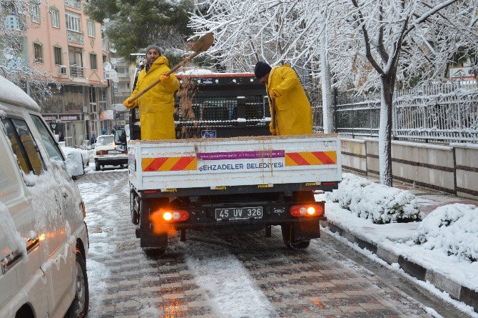 Ekipler İşbaşında Vatandaş Kar Savaşında