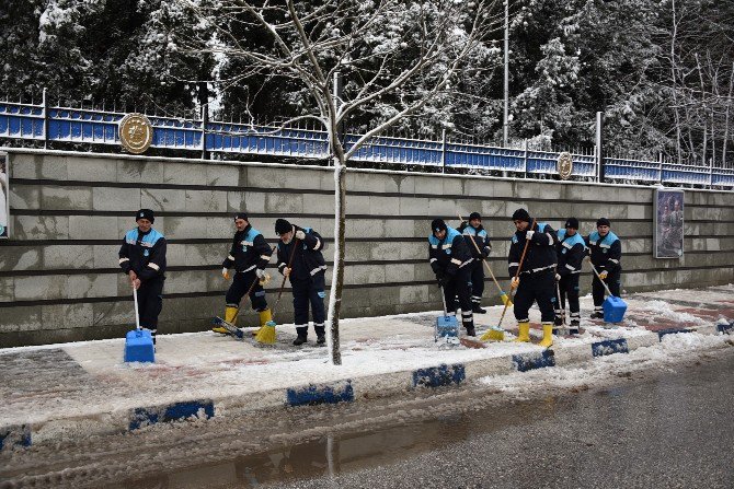 Yunusemre’de Kar Mesaisi Sürüyor