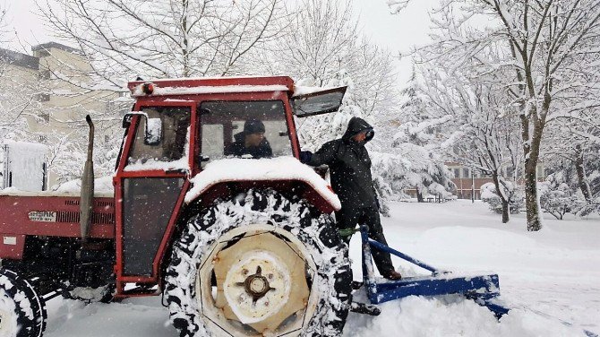 Sakarya Üniversitesi’nde Yoğun Kar Mesaisi