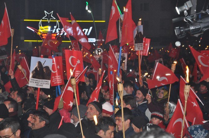 Sarıkamış Şehitlerine Meşalelerle Yürüdüler