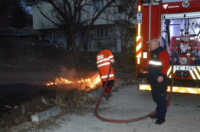 Niksar’da Mahalle Arasındaki Anız Yangını Korkuttu