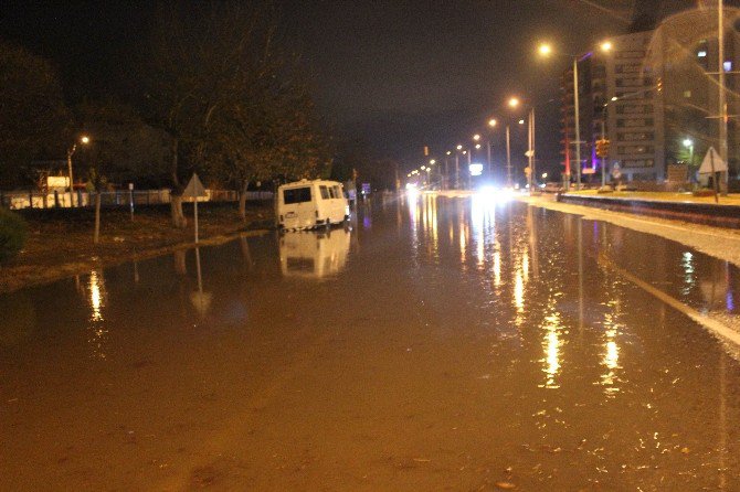 Yağış Nedeniyle Aydın-izmir Karayolu Trafiğe Kapandı