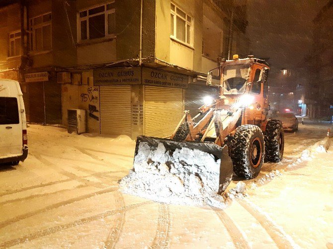 Beyoğlu’nda Kar Çalışmaları Aralıksız Devam Ediyor