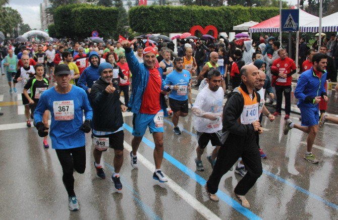 7. Uluslararası 5 Ocak Adana Kurtuluş Yarı Maratonu Ve Halk Koşusu Başladı