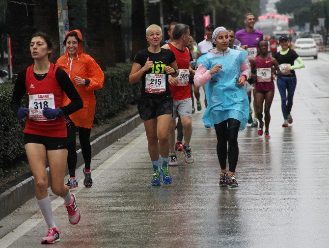 7. Uluslararası 5 Ocak Adana Kurtuluş Yarı Maratonu Ve Halk Koşusu Başladı