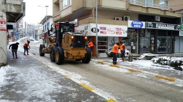 Akçakoca Belediyesinin Karla Mücadelesi Sürüyor