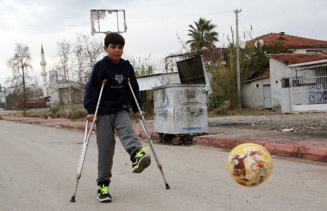 Suriye’de Bacağını Kaybeden 12 Yaşındaki Ali Futbolcu Olacak