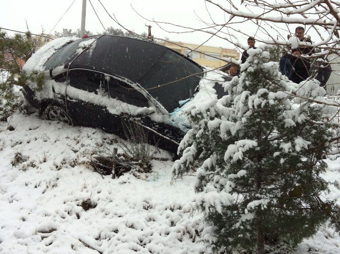 Yol Kenarına Uçan Araç, Alt Yola Düşmekten Son Dakikada Kurtarıldı