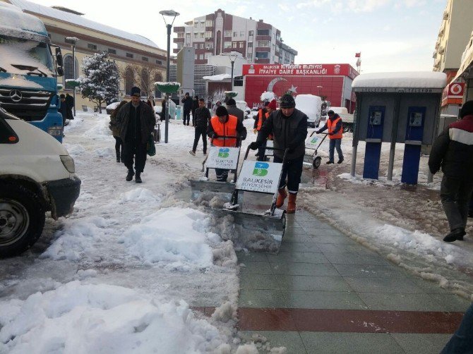 Balıkesir’de Karla Mücadele Aralıksız Sürüyor