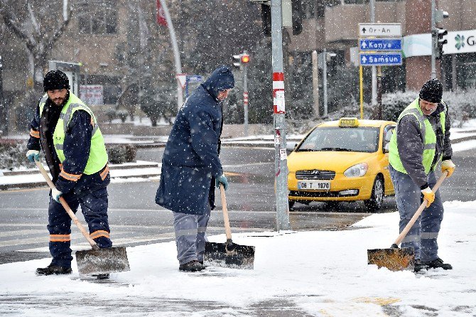 Başkent’te Karla Mücadele Devam Ediyor