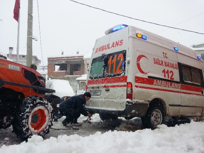 Yolda Kalan Ambulansı Köylüler Traktörle Kurtardı