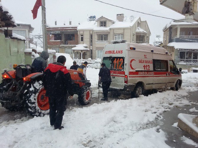 Yolda Kalan Ambulansı Köylüler Traktörle Kurtardı