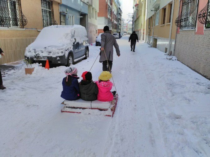 Torunlarını Arabasının Bagaj Kapağından Yaptığı Kızakla Gezdirdi