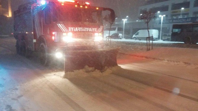 İstanbul’da Kar Çalışmaları Devam Ediyor