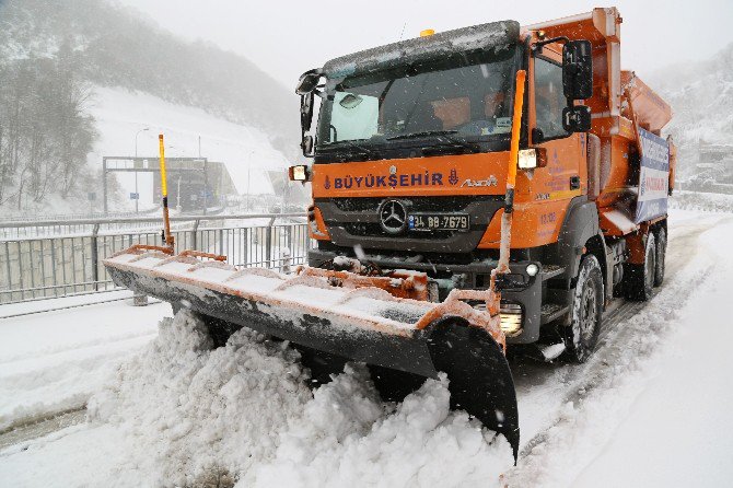 İstanbul’da Kar Çalışmaları Devam Ediyor