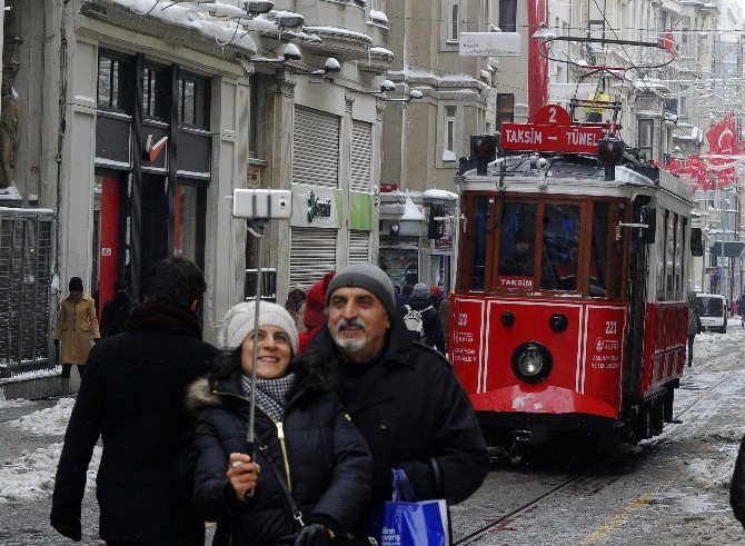 Taksim’de Kartpostallık Görüntüler