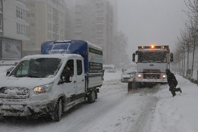 Belediye Ekipleri Esenyurt’u Kara Teslim Etmedi