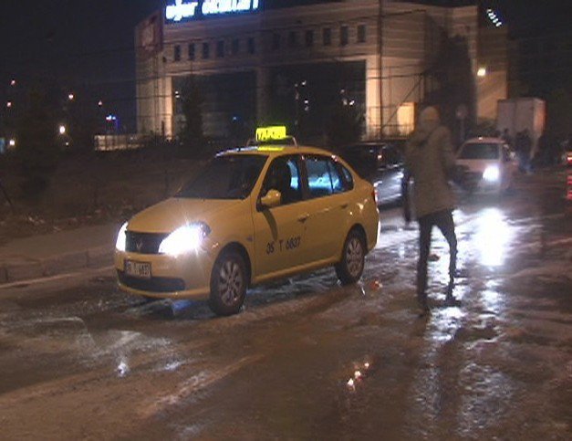 Yollar Buz Tuttu, 7 Araç Birbirine Girdi