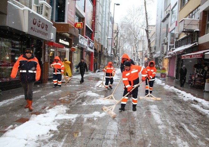 Başkan Altınok Öz Kar İle Mücadele Ekiplerini Ziyaret Etti
