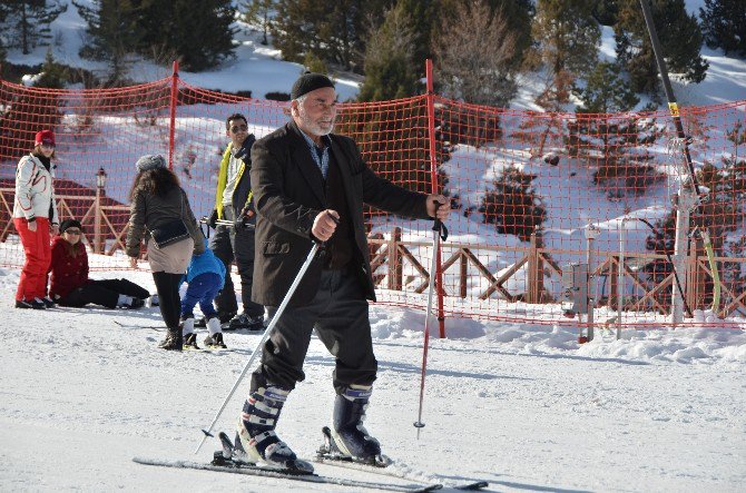 Ergan Kayak Merkezinde 76’lık Dedenin Kayak Keyfi