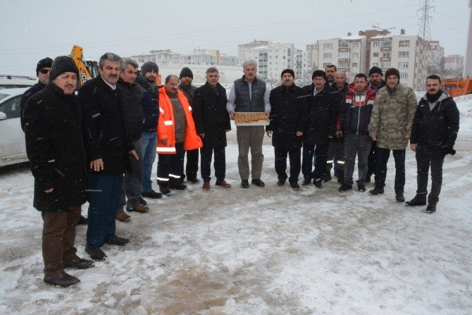 Körfez’de Ekipler Kar Nedeniyle Hem Yolları Açtı Hem De İnsanların Yardımına Koştu