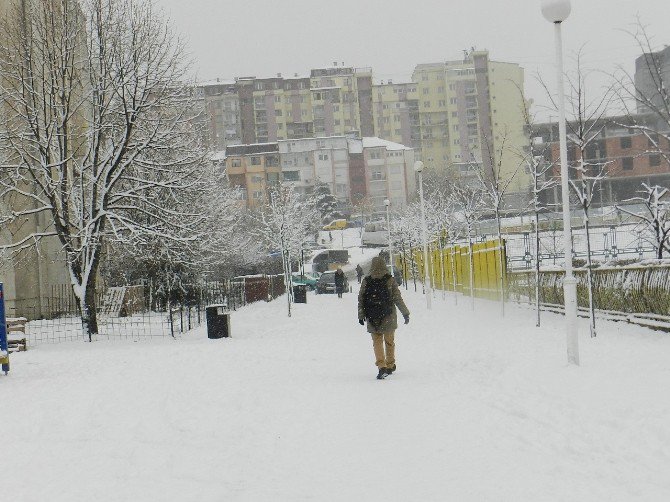 Kosova’da Eğitime Kar Engeli