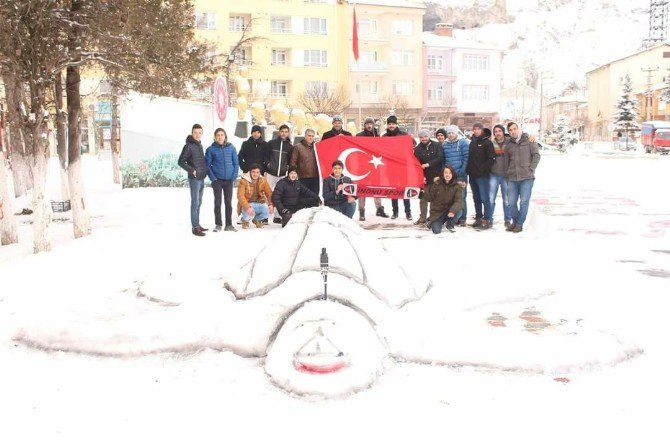 Maçın Ertelenmesinin Ardından Futbolcular Kar Etkinliği Düzenledi