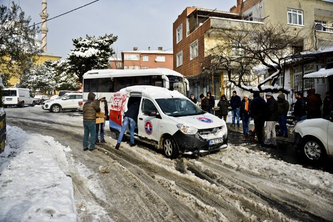 Maltepe’de Karla Mücadele Aralıksız Sürüyor