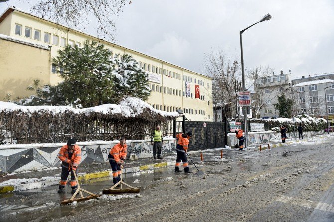 Maltepe’de Karla Mücadele Aralıksız Sürüyor