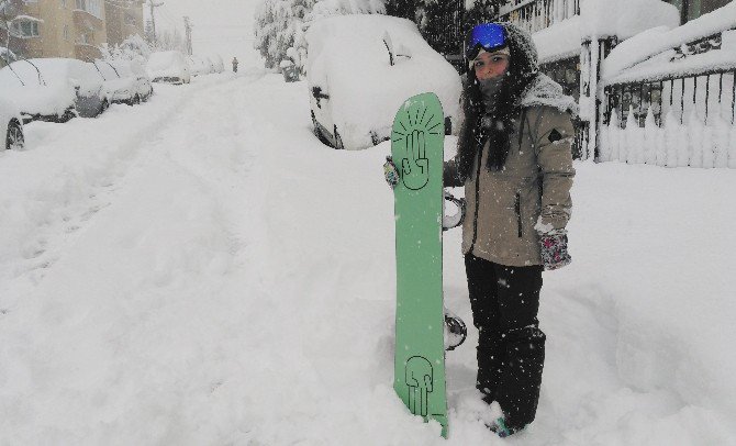 Şehrin Merkezinde Snowboard Keyfi