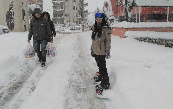 Şehrin Merkezinde Snowboard Keyfi