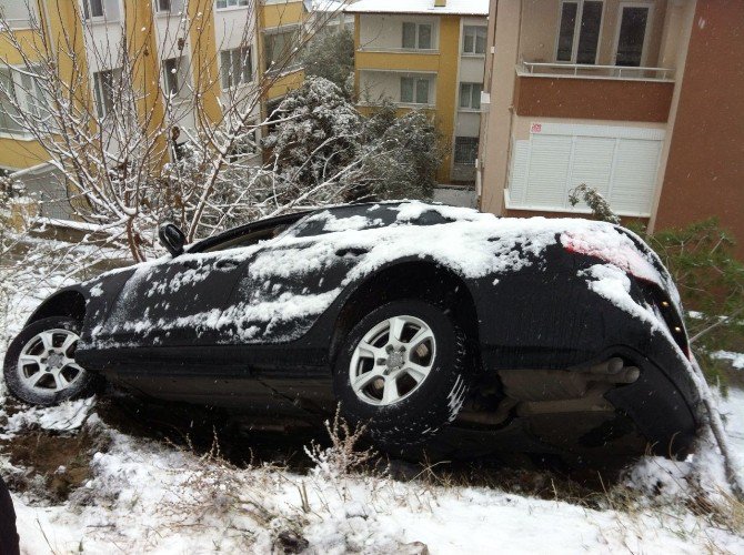 Yol Kenarına Uçan Araç, Alt Yola Düşmekten Son Dakikada Kurtarıldı